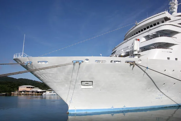 Large white bow of a cruise ship docked in the Caribbean. — Stock Photo, Image