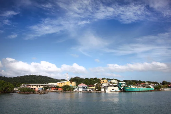 Cruisar förbi byn & i till hamnen i Roatan Island, Honduras, Centralamerika. — Stockfoto