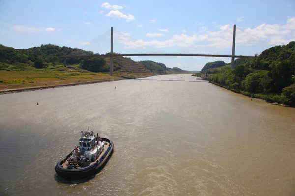 Буксирное судно, плывущее к мосту 100-летия, на пересечении Кулебра, Панамский канал . — стоковое фото