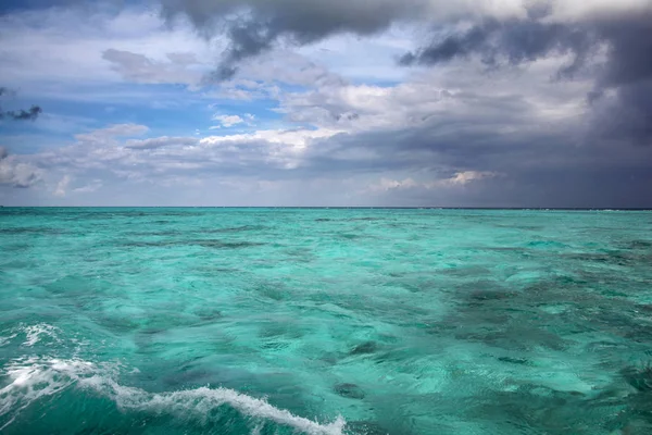 Stormy tropical sky over turpuoise water, Caribbean sea off Grand Cayman. — Stock Photo, Image