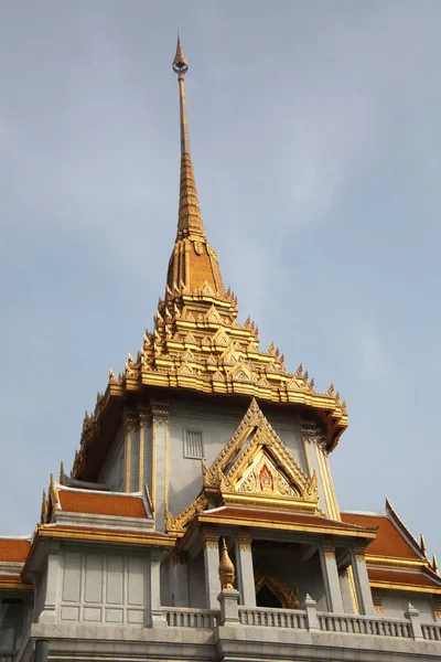 Techos ornamentados decorados con oro del templo Wat Trimit en Chinatown, Bangkok, Tailandia . — Foto de Stock
