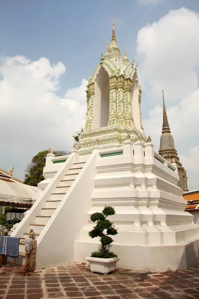 Wat Pho, ou Wat Po, le temple bouddhiste dans le district de Phra Nakhon, Bangkok, Thaïlande . — Photo