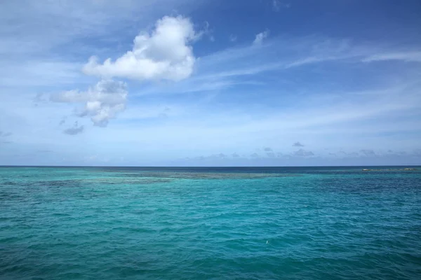 Uitzicht op de prachtige tropische oceaan met turquiose water & blue sky, Antigua, Caribbean. — Stockfoto