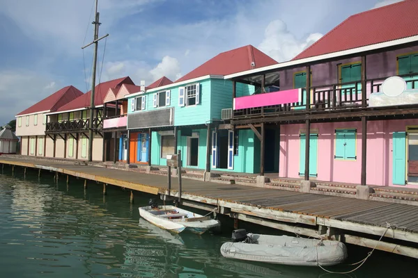 Il porto con case colorate lungo il bordo dell'acqua, St John, Antigua, Caraibi . — Foto Stock