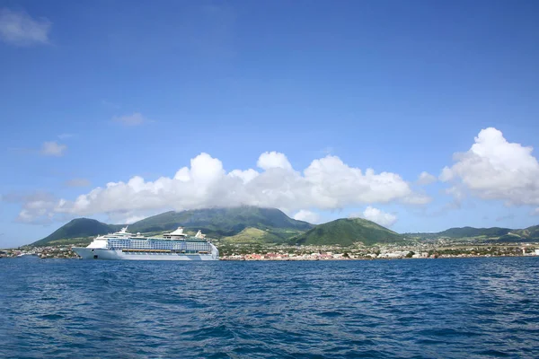 L'île de St Kitts, avec un beau paysage & un bateau de croisière ancré au large des côtes, Basseterre, St Kitts, Caraïbes . — Photo