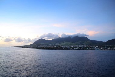 Ada üzerinde alacakaranlıkta Basseterre, St Kitts, Caribbean üzerinde.