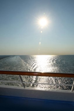 Baltık Denizi seyir bir cruise gemi Güverte Günbatımı.