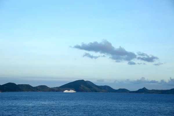 Výletní loď ukotven mimo pobřeží for Basse Terre, St Kitts, Karibik. — Stock fotografie