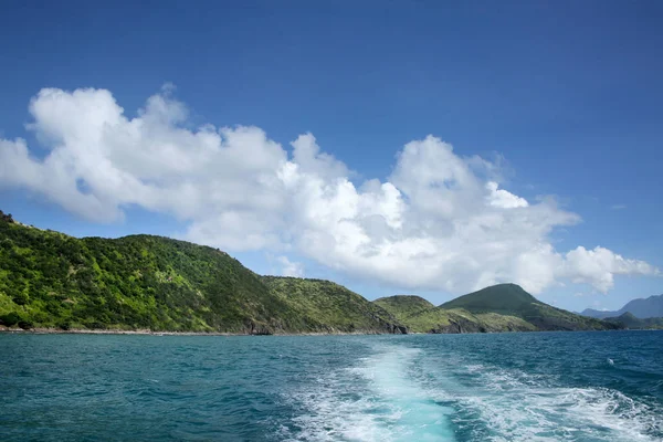 Blick auf die Küste vom Meer aus mit dem Kielwasser des Bootes, Kätzchen, Karibik. — Stockfoto