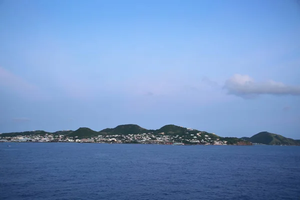 Krásná krajina ukazující zvlněných kopců & domy St John, Antigua, Karibik. — Stock fotografie