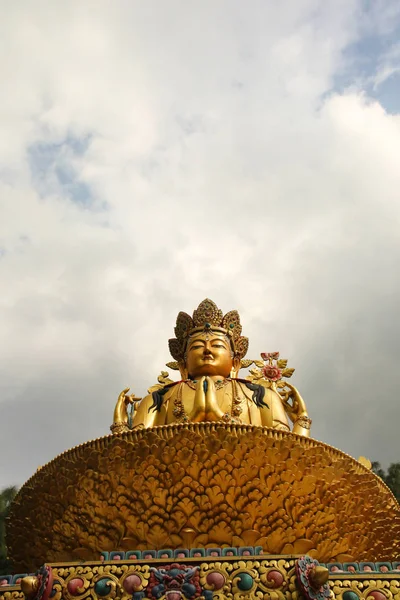 仏、ナス スワヤンブ寺、カトマンズ、ネパールの黄金像 — ストック写真