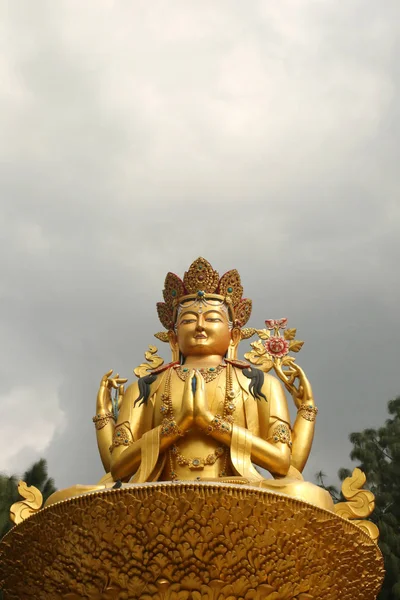 Estátua de ouro de Buda, Swayambhu Nath temple, Kathmandu, Nepal . — Fotografia de Stock