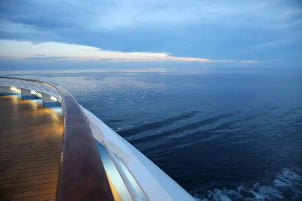 Twlight πέρα από ένα κατάστρωμα πλοίων κρουαζιέρας, ιστιοπλοΐα πέρα από τον ήρεμο ωκεανό. — Φωτογραφία Αρχείου