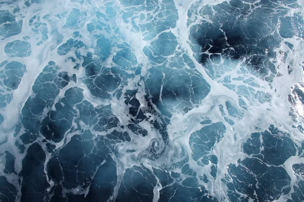 大西洋顶部有泡沫的膨胀和波纹的海洋. — 图库照片