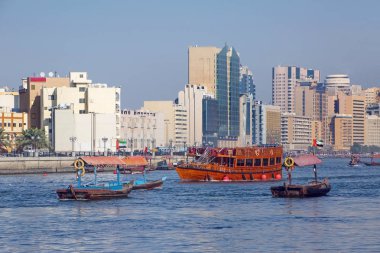 Dubai Deresi, şehrin merkezinde bulunan ve onu ikiye bölen tuzlu su deresidir. Balıkçı tekneleri ve su taksileriyle dolu nehir, Birleşik Arap Emirlikleri.