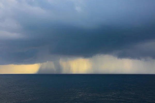Lluvia y tormentas sobre el océano, en un día gris en el mar . — Foto de Stock