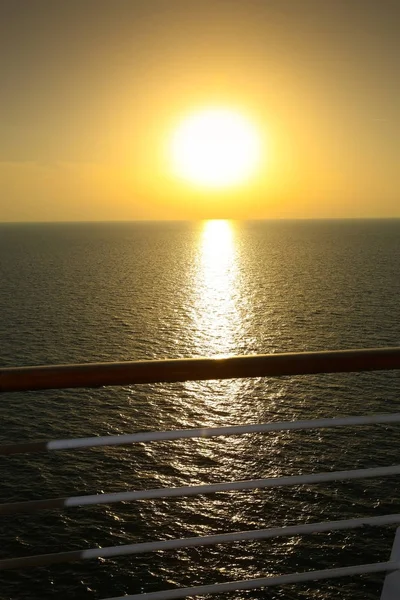 Ηλιοβασίλεμα από το κατάστρωμα ενός κρουαζιερόπλοιου με αντανακλάσεις πάνω από τη θάλασσα, πλεύσης στον Ινδικό Ωκεανό. — Φωτογραφία Αρχείου