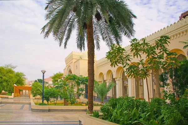 Al Sharif Al Hussein bin Ali mešita, Aqaba, Jordánsko. Zobrazí pozemky a pak vstup do budovy. — Stock fotografie