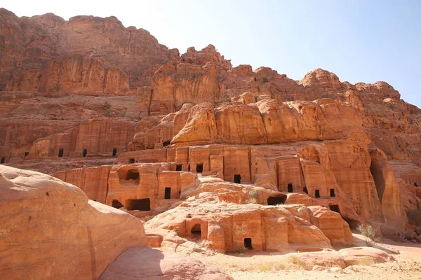 Вулиця Фасадес, яка являє собою печери з висіченими дверима з червоного каменю (Петра, Йорданія).. — стокове фото