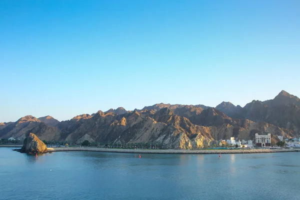 Klippig kust omgiven av berg när du närmar dig staden Muscat, Oman, Mellanöstern. — Stockfoto