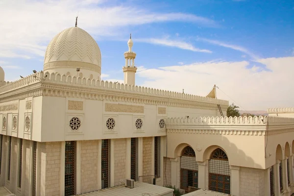 Vackra Al Sharif Al Hussein bin Ali moskén, Akaba, Jordanien. Visar kupoltaket & snidade detaljerade stenväggar. — Stockfoto