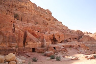 Cephe Sokağı, kırmızı taştan oyulmuş kapıları olan mağaralar, Petra, Jordan.. 