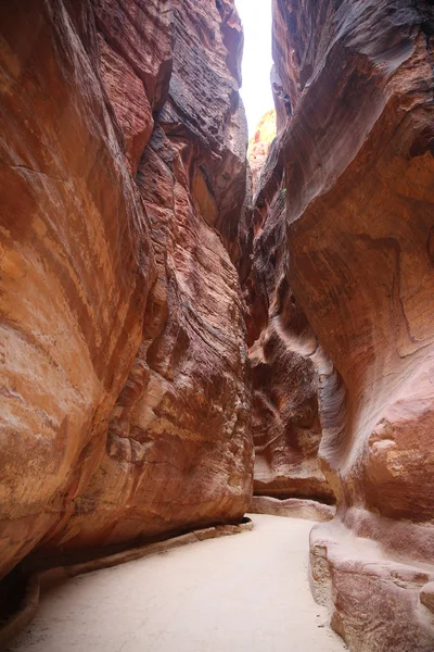 Camino a través del Siq, que es el estrecho desfiladero que se camina a lo largo de llegar a Petra, Jordania . —  Fotos de Stock