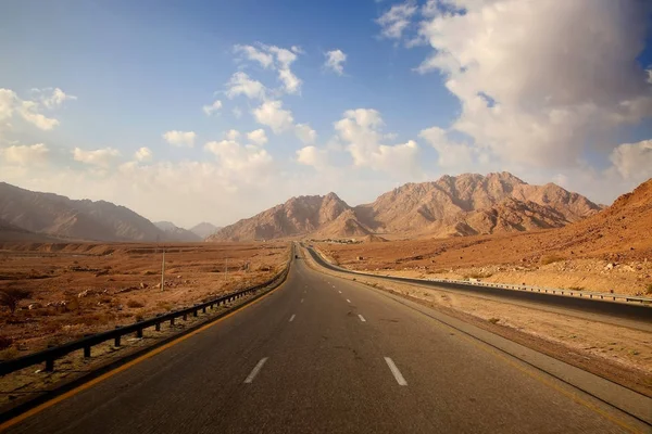 Estrada King 's Highway atravessa o deserto entre Aqaba e Petra, Jordânia . — Fotografia de Stock