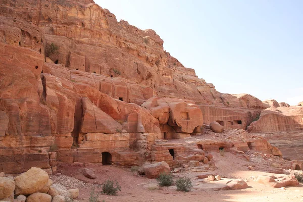 Ulica Fasad, która jest jaskiniami z drzwiami wykutymi z czerwonego kamienia, Petra, Jordania. — Zdjęcie stockowe