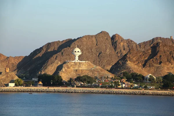 Kustlijn van Muscat met Al-Riyam Park & een prachtige sculptuur van een wierookbrander, Oman. — Stockfoto