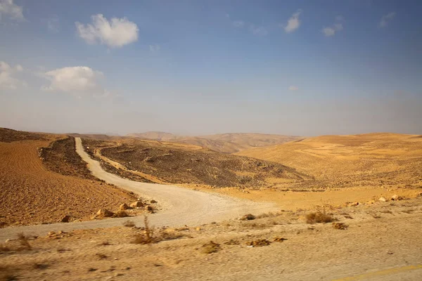 요르단의 아카바 & 페트라 사이에 있는 사막 건너편에 있는 킹의 고속도로 도로 & 와디 무사에서 바라본 경관. — 스톡 사진