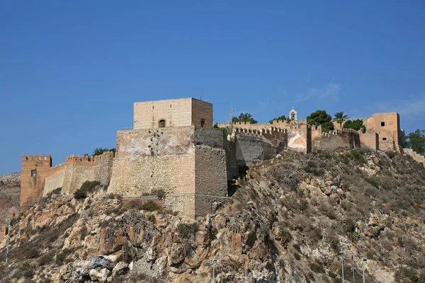 Alcazaba Kalesi girişi, güçlendirilmiş duvarlara ve Almerya İspanya geçidine bakıyor. — Stok fotoğraf