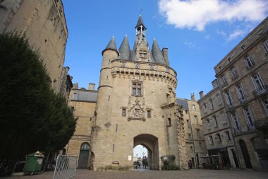 Kapı ya da kapı Porte Cailhau 15. yüzyıldan kalma güzel bir gotik mimaridir. Hem savunma kapısı hem de zafer kemeri. Bordeaux, Fransa. 