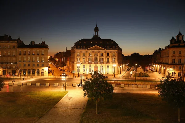 Edifícios históricos iluminados à noite ao longo do rio, Bordéus, França . — Fotografia de Stock