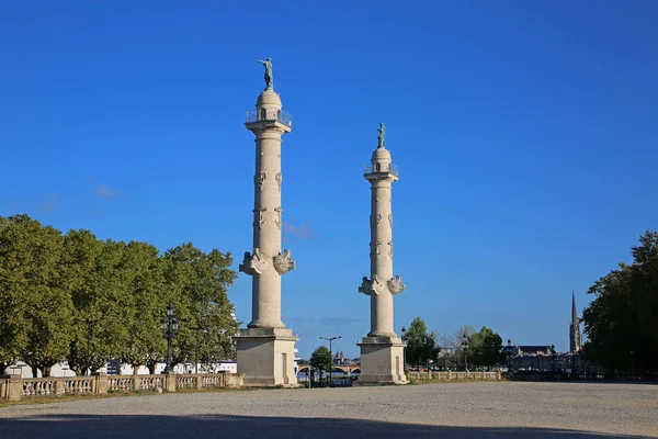 Dos columnas rostrales en Place des Quinconces que simbolizan el comercio y la navegación. Están frente al río Garona, Burdeos, Francia . — Foto de Stock