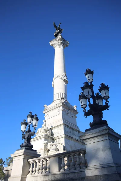 Emlékmű szökőkúttal & tornyos oszlop emelt tiszteletére Girondin forradalmárok található Place des Quinconces, Bordeaux, Franciaország. — Stock Fotó