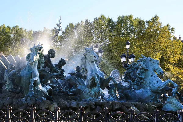 Fransa 'nın Bordeaux şehrinde yer alan Place des Quinconces' taki Girondin devrimcilerinin anısına dikilmiş bir çeşmeli anıt.. — Stok fotoğraf