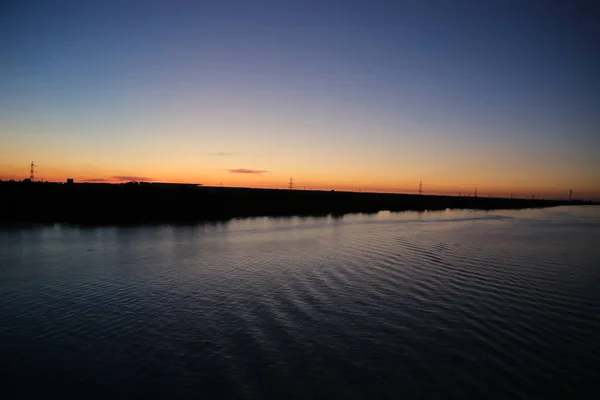 Západ slunce podél břehu řeky Garonne, severozápadně od města Bordeaux, Francie. — Stock fotografie