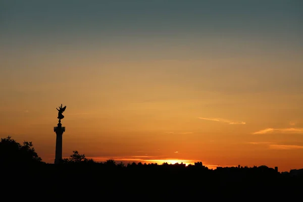 日落笼罩在城市的屋顶上&同时还展示了法国波尔多昆肯广场的柱子. — 图库照片
