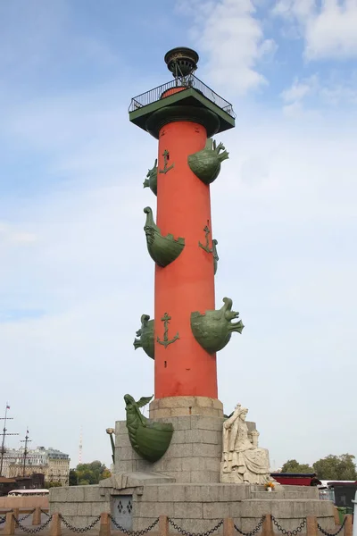 Colunas Rostrais, que são colunas dóricas em um plinto de granito e estuque vermelho de terracota profunda e decoradas com âncoras de bronze e quatro pares de proas de navios de bronze, São Petersburgo, Rússia . — Fotografia de Stock