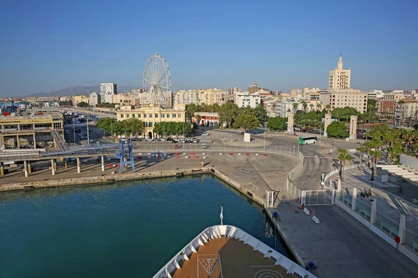 O Porto de Málaga, com o arco de um navio de cruzeiro atracado e o horizonte da cidade do centro atrás dele, Andaluzia, Sul da Espanha . — Fotografia de Stock