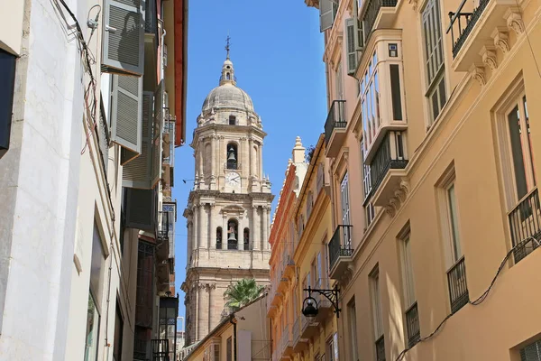 Regardant vers la cathédrale à travers les rues étroites de la ville, dans le centre-ville, Malaga, Andalousie, Espagne du Sud . — Photo