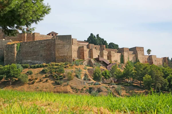 Ormanla çevrili, dağda bulunan Gibralfaro Kalesi. Şato Malaga şehrine ve Akdeniz 'e, Endülüs' e, Güney İspanya 'ya bakıyor.. — Stok fotoğraf