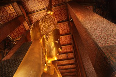 Altın Buddha heykeli ile yakın çekim yüzüne uzanmış. Wat Pho, Bangkok, Tayland, Asya.