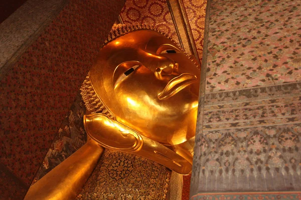 Altın Buddha Heykeli Ile Yakın Çekim Yüzüne Uzanmış Wat Pho — Stok fotoğraf