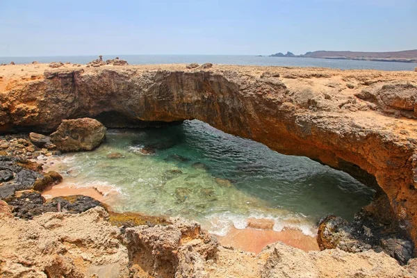 Natuurlijke Brug Die Werd Gevormd Uit Koraal Kalksteen Aruba Minder Rechtenvrije Stockafbeeldingen