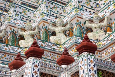 Karmaşık tasarım ve dekorasyon Wat Arun, ya da şafak Tapınağı, Bangkok, Tayland rakamlar yakın çekim.