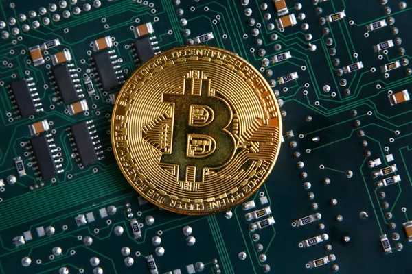 Bitcoin Moneda Oro Circuito Ordenador Verde Negro — Foto de Stock