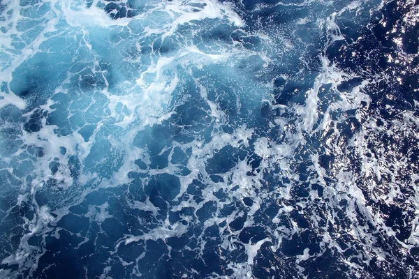 大西洋顶部有泡沫的膨胀和波纹的海洋 — 图库照片