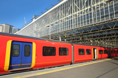 Waterloo İstasyonu, Londra, İngiltere'de platforma bekleyen tren. 